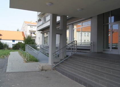 Bezbariérový vstup k bytovému domu - Dobříš